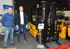 Wesley Aaldijk en Julian Vissers van ZHE bij een nieuw model vorkheftruck, genaamd Hyundai 20BT-9U.